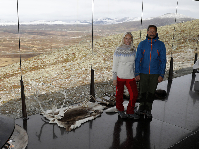Inne i utsiktspaviljongen kan besøkjande nyte utsikta verna mot vêr og vind. Foto: Tom Hansen, Hansenfoto.no