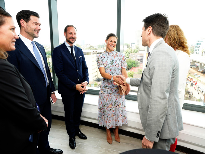 7. etasje i One Africa Place-bygningen i Nairobi vil huse Innovasjon Norge og Business Swedens felles kontorlokaler. Kronprinsesse Victoria og Kronprins Haakon stod for den offisielle åpningen og møtte ansatte. Foto: Lise Åserud / NTB