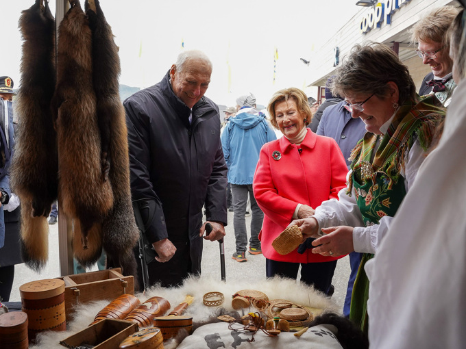 Kongen og Dronningen besøkte boder med lokalt håndverk og tradisjonsmat. Foto: Liv Anette Luane. Det kongelige hoff