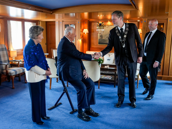 Kong Harald og Dronning Sonja ynskjer lokalstyreleder Terje Aunevik velkommen til mottaking. Foto: Cornelius Poppe / NTB