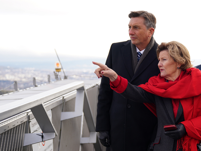 Dronning Sonja viser President Pahor utsikten fra Holmenkollen. Foto: Sara Svanemyr, Det kongelige hoff
