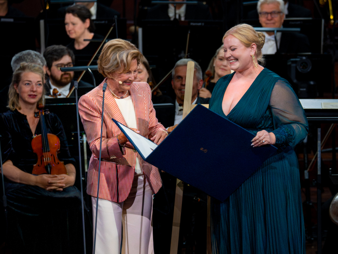 Dronning Sonja delte ut 1. pris i konkurransen til Kathleen O'Mara, sopran fra USA. Foto: Liv Anette Luane, Det kongelige hoff