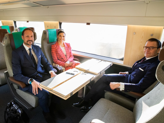 På toget mellom Stockholm og Gøteborg. Foto: Sara Fridberg / Svenske hoffet