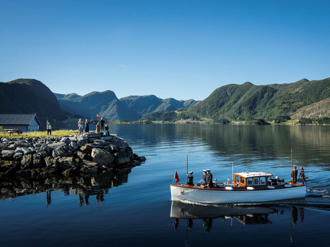 Kong Harald og Dronning Sonja kjem til Vanylven. Foto: Erik Birkeland/TINGH 