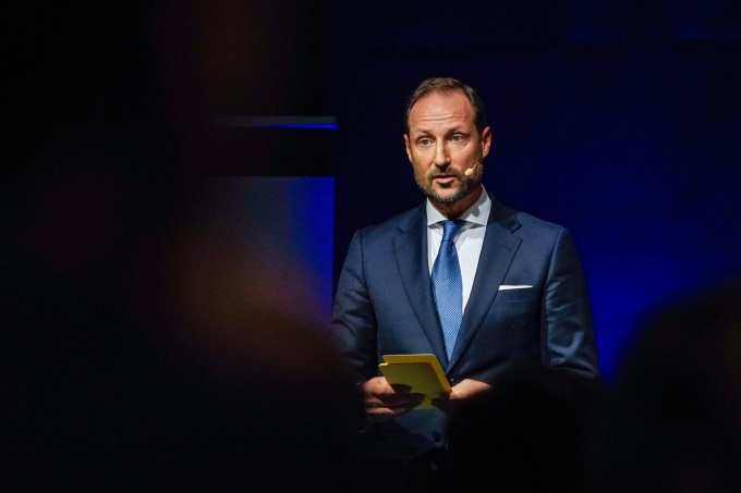 Kronprinsen på scenen under Norsk Redaktørforenings jubieumshøstmøte. Foto: Ole Berg-Rusten / NTB