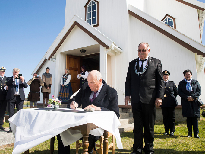 Kongeparet besøker kirken på Røst, der de signerer den nye Konge- og dronningsteinen. Den skal få plass utenfor kirka ved siden av Kong Olav Vs stein som ble signert i 1963. Foto: Berit Roald / NTB scanpix
