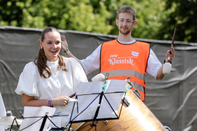 I slagverkstedet i Tøyenparken fikk Prinsessen prøve seg på trommer. Foto: Jonas Been Henriksen / NTB