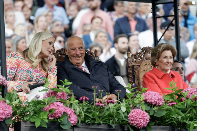 Kongepar og Kronprinspar på plass blant de over 4000 tilskuerne. Foto: Silje Katrine Robinson / NTB