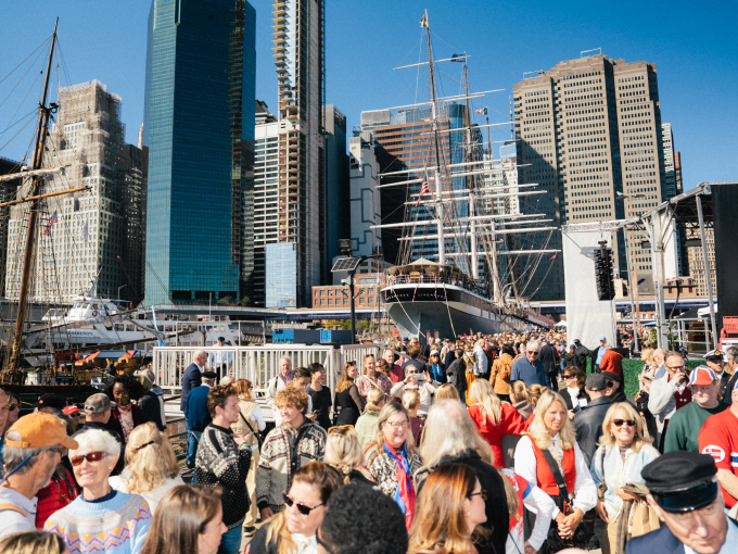 Et par tusen fremmøtte tok del i markeringen på Pier 16 i New York. Foto: Ola Vatn, Det kongelige hoff