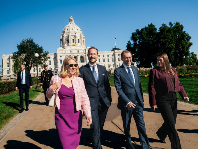 Kronprins Haakon sammen med ambassadør Anniken Huitfeldt, utenriksminister Espen Barth Eide og næringsminister Cecilie Myrseth utenfor Minnesota State Capitol. Foto: Ola Vatn, Det kongelige hoff