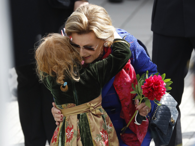 Dronning Sonja fekk ein ordentleg god klem. Foto: Tom Hansen, Hansenfoto.no