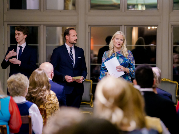 Kronprinsparet ønsker velkommen til gjestebud på Skaugum for å feire frivilligheten. Foto: Stian Lysberg Solum / NTB