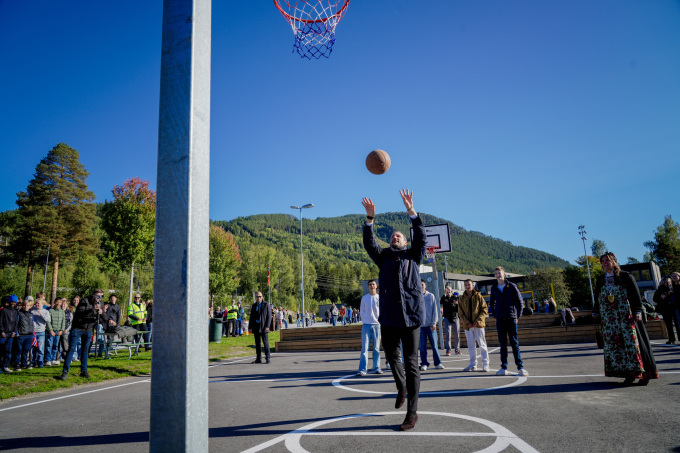 Kronprinsen spilte basketball med ungdom fra Gol. Foto: Ole Berg-Rusten / NTB