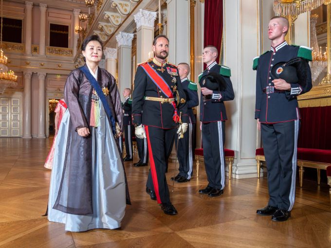 Kronprins Haakon ledsager Republikken Koreas førstedame, Kim Jung-sook, til bords. Foto: Heiko Junge / NTB scanpix