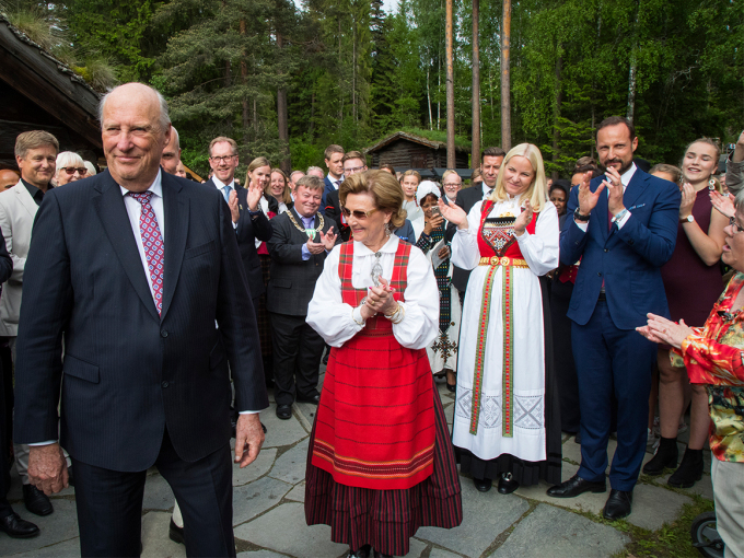 Det ble bursdagssang for Kongen på Maihaugen. Foto: Heiko Junge / NTB scanpix