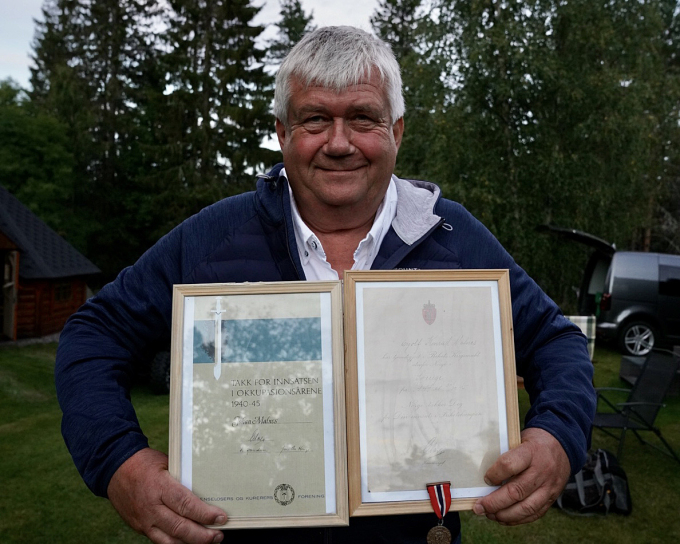 Malnes viser fram takk bestefaren fekk for innsatsen under krigen, signert av Kronprinsens bestefar daverande Kronprins Olav på vegner av Kong Haakon. Kronprins Olav var Noregs forsvarssjef frå juni 1944. Foto: Simen Løvberg Sund, Det kongelege hoffet