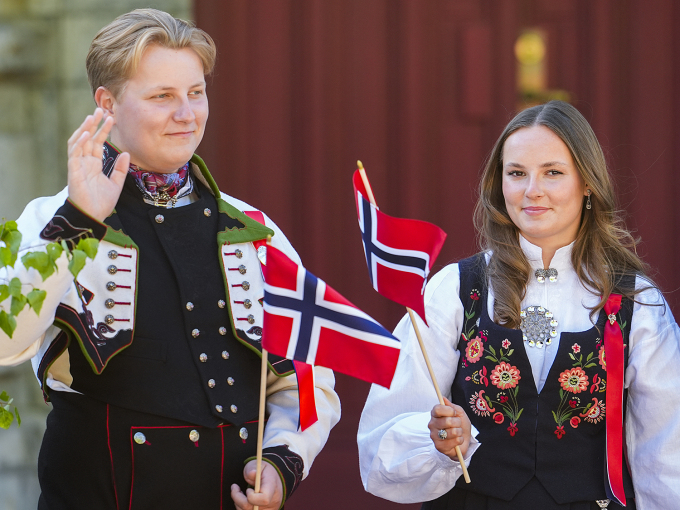 Prins Sverre Magnus var russ i fjor, og feiret dagen med kullet sitt. I år var han med utenfor Skaugum. Foto: Lise Åserud, NTB