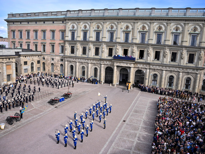 Vaktavløsning på Yttre borggården. Foto: Jessica Gow / TT / NTB