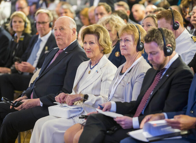 Kong Harald, Dronning Sonja, Inger Solberg (divisjonsdirektør i Innovasjon Norge) og næringsminister Thorbjørn Røe Isaksen lytter til innlegg på næringslivsseminaret. Foto: Heiko Junge / NTB scanpix