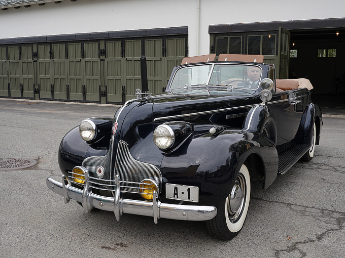 Under krigen ble bilen gjemt bort. Foto: Liv Anette Luane, Det kongelige hoff