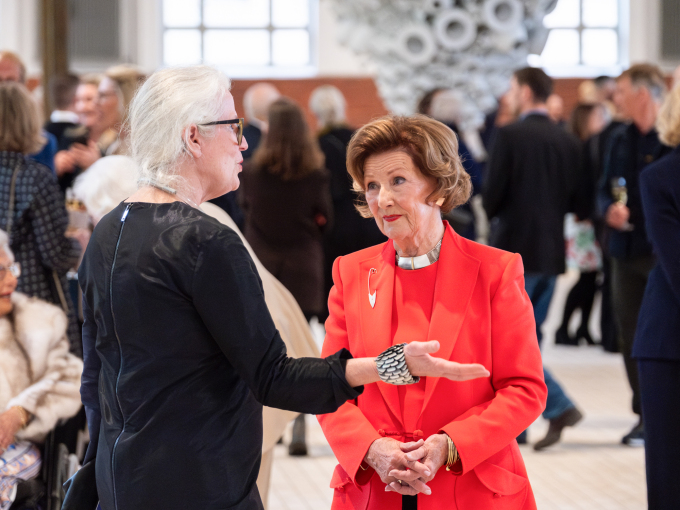 Dronning Sonja i samtale med Marit Tingleff som stiller ut flere verk i Ridehuset. Foto: Øivind Möller Bakken, Det kongelige hoff