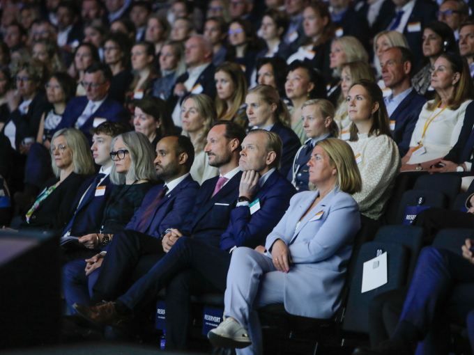 Kronprins Haakon på plass i salen med varaordførar i Oslo Abdullah Alsabeehg og NHO-president Svein Tore Holsether. Foto: NTB Kommunikasjon / NHO