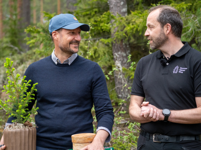 Kronprinsen fikk overrakt en solid granplante i gave fra skogsjef Torgrim Fjellstad i Glommen Mjøsen Skog – et symbol på de 17 millioner skogplantene skogeiersamvirket skal få i jorda i år. Foto: Liv Anette Luane, Det kongelige hoff