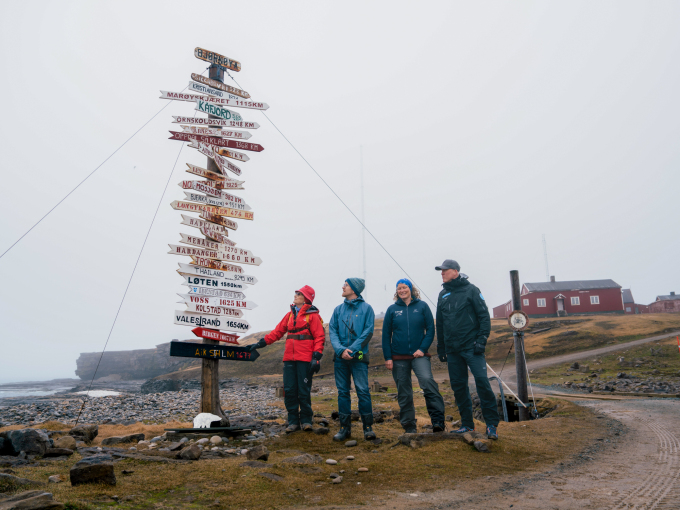 Dronning Sonja får en omvisning i området rundt stasjonen sammen med stasjonssjef Nils Rune Hansson, sondeleder Lena Ringstad Olsen og sysselmester Lars Fause. Foto: Ola Vatn, Det kongelige hoff