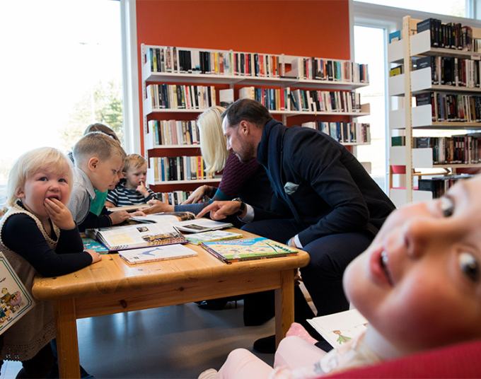 På besøk i biblioteket i Fyret kulturhus. Foto: Berit Roald, NTB scanpix