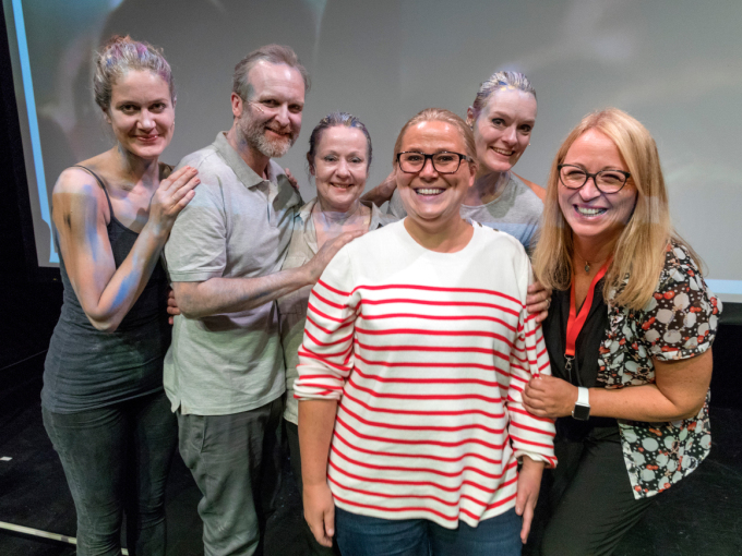 Frå Riksteatret si sesonglansering: Frå venstre skodespelarane Julie Moe Sandø, Jon Bleiklie Devik, Marianne Krogh, forfattar Olaug Nilssen, Siren Jørgensen og regissør Marit Moum Aune. Foto: Gorm Kallestad / NTB scanpix