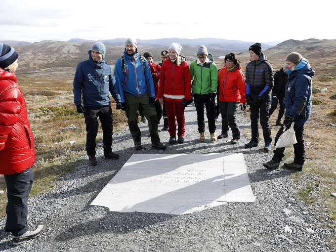 Langs stien finst steinheller med informasjon om Dovrefjell og den lange historia til området. Foto: Tom Hansen, Hansenfoto.no