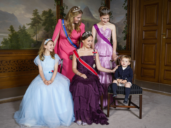 Prins Charles var med sine foreldre til markeringen av Prinsesse Ingrid Alexandras 18-årsdag i 2022. Her er han med når tronarvingene ble fotografert før gallamiddagen. Foran fra venstre: Prinsesse Estelle av Sverige, Prinsesse Ingrid Alexandra og Prins Charles av Luxembourg. Bak står Prinsesse Catharina-Amalie av Nederland og Prinsesse Elisabeth fra Belgia. Foto: Lise Åserud / NTB