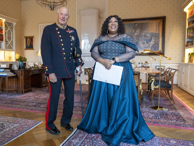 Kong Harald tar imot Botswanas nye ambassadør, Juliana Angela Dube-Gobotswang, i høytidelig audiens 10. oktober 2024. Foto: Heiko Junge, NTB