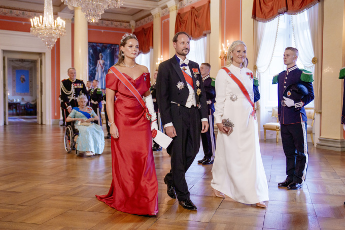 Prinsesse Ingrid Alexandra, Kronprinsen og Kronprinsessen i prosesjon på vei inn til gallamiddagen på Slottet. Foto: Stian Lysberg Solum / NTB