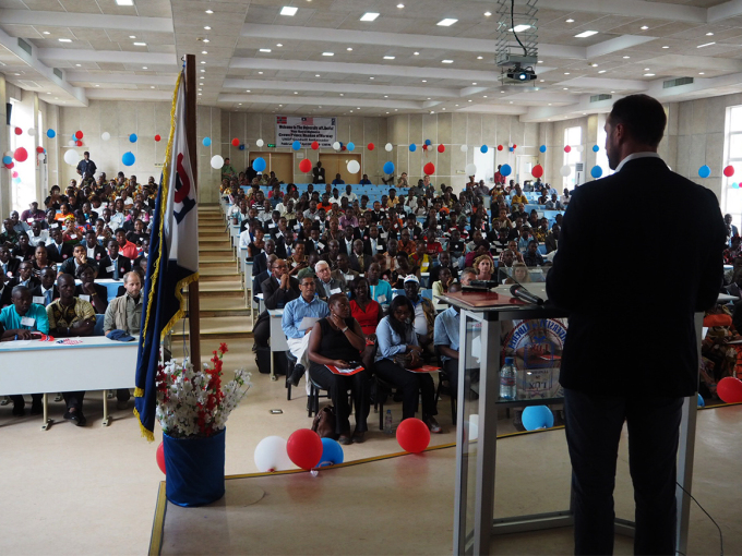Kronprins Haakon holder foredrag om UNDP og arbeidet med bærekraftsmålene på University of Liberia. Foto: Christian Lagaard, Det kongelige hoff.