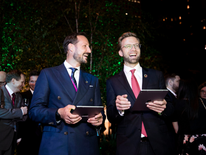 Kronprins Haakon og utviklingsminister Nikolai Astrup speler Kahoot med spørsmål om hav under mottakinga på MoMA. Foto: Pontus Höök / NTB scanpix