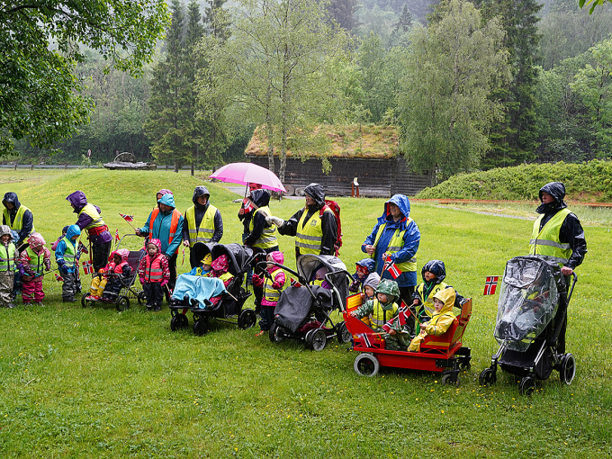 Barn frå Hyllestad barnehage ønsker Kongeparet velkomen. Foto: Liv Anette Luane, Det kongelege hoff