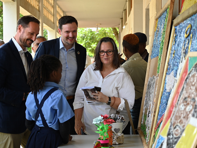 Barn på skolen i Costa do Sol utenfor Maputo viste Kronprinsen Dag-Inge Ulstein hva de har laget av plast fra stranden. Foto: Sven Gj. Gjeruldsen, Det kongelige hoff
