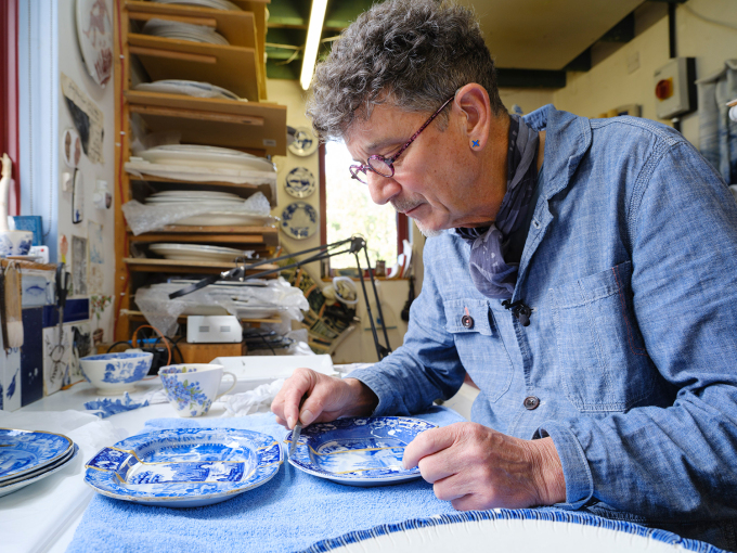 Paul Scott i arbeid. Foto: Øivind Möller Bakken, De kongelige samlinger