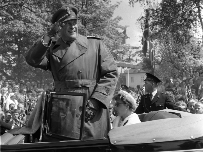 Kong Olav på Eidsvoll på signingsferdens første dag,16. juni. Foto: Aktuell / Scanpix