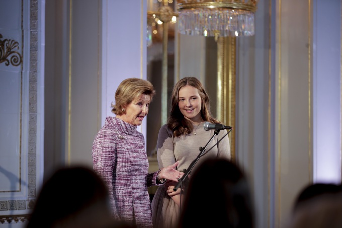 Dronning Sonja og Prinsesse Ingrid Alexandra ønsket 180 barneskoleelever velkommen til markering av ferdigstilt skulpturpark. Foto: Vidar Ruud/NTB Scanpix. 