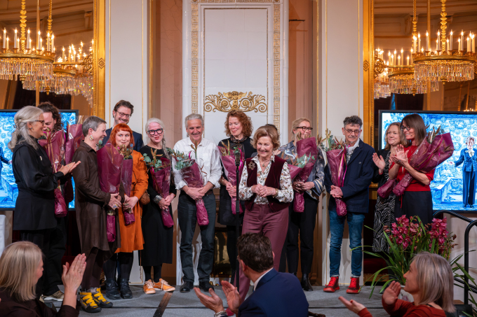 Dronninga takker kunstnarane og alle som har bidrege frå scena under keramikksymposiet. Foto: Øivind Möller Bakken, Det kongelege hoffet