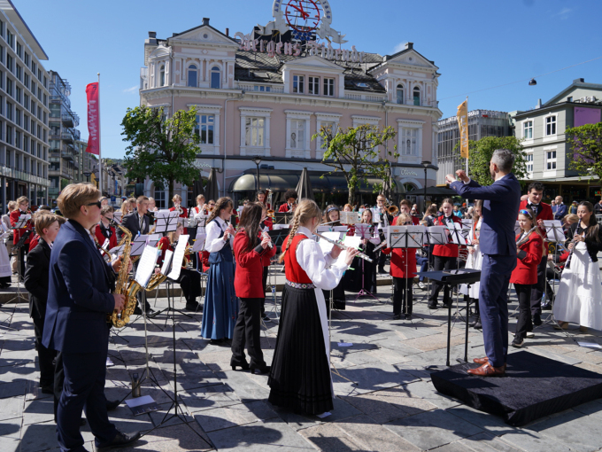 Kongekorpset spelar ved ankomst Den blå steinen. Foto: Liv Anette Luane, Det kongelege hoffet