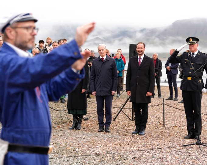 Sammen med statsminister Jonas Gahr Støre og justisminister Astri Aas-Hansen markerte Kronprinsen 100 år siden flagget ble heist på Svalbard for første gang. Foto: Lise Åserud / NTB