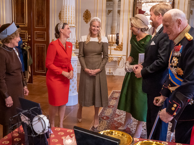 Gaveutveksling i Den hvite salong. Foto: Heiko Junge, NTB