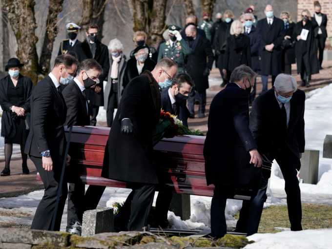 Kronprins Haakon var med og bar kisten til graven. Foto: Stian Lysberg Solum / NTB