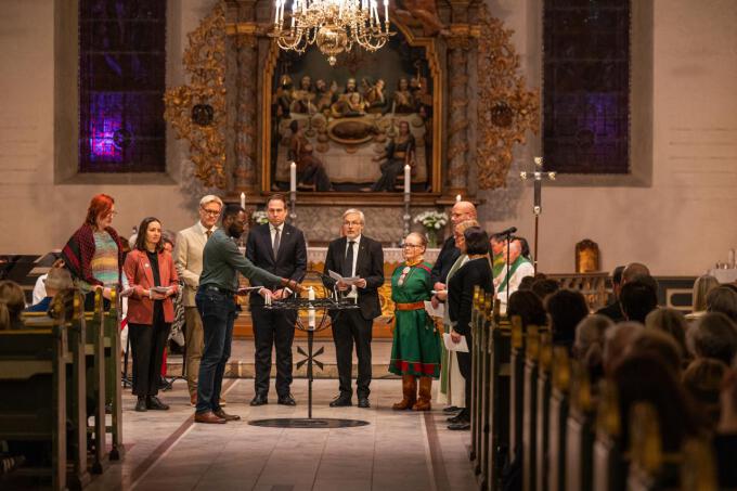 Lystenning under kveldsmessen. Foto: Thomas Fure / NTB