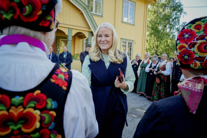 Kronprinsessen i møte med lokale iført Hallingbunaden. Foto: Ole Berg-Rusten / NTB