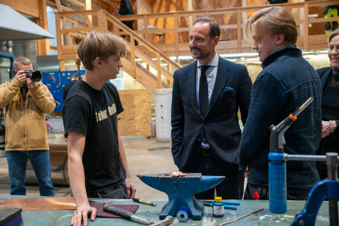 Kronprins Haakon møtte mange elever under omvisningen på skolen. Foto: Sara Svanemyr, Det kongelige hoff 
