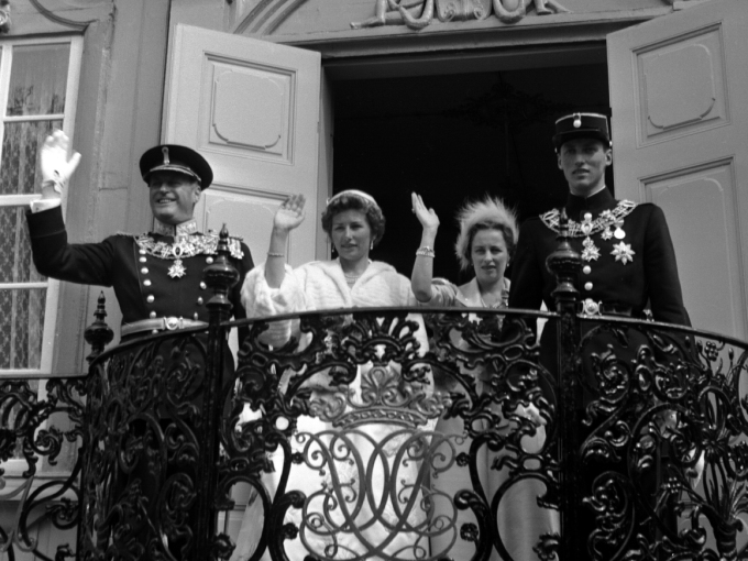 Kongefamilien utenfor Stiftsgården. Foto: De kongelige samlinger